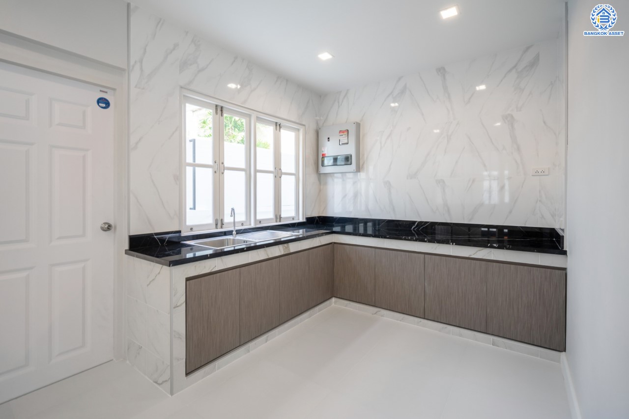 บ้านมือสองตกแต่งใหม่ ม.นันทวัน บางใหญ่-รัตนาธิเบศร์ บ้านเดี่ยวคุณภาพแบรนด์ LH ตอบโจทย์ทุกไลฟ์สไตล์ เนื้อที่ขนาด 66 ตร.ว. ฟังก์ชัน 3 ห้องนอน 3 ห้องน้ำ 1 ห้องแม่บ้านพร้อมห้องน้ำในตัว บนทำศักยภาพ หน้าโครงการติดถนนกาญจนาภิเษก ใกล้รถไฟฟ้าสายสีม่วง "สถานีสามแยกบางใหญ่" และทางด่วน "ศรีรัช"